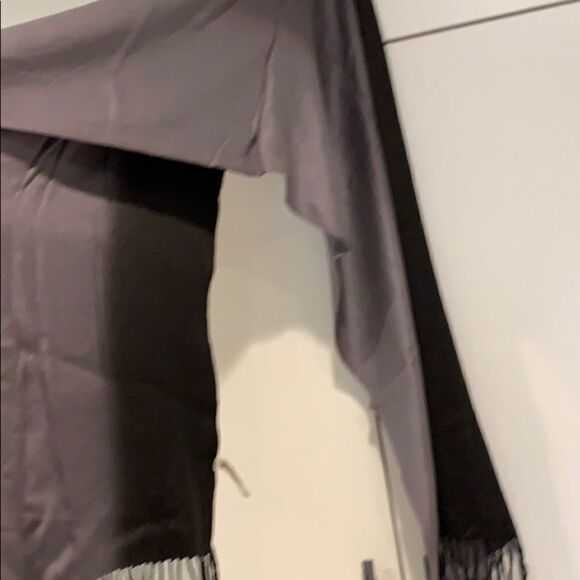 Two tons of scarf 🧣 - Picture 2 of 5